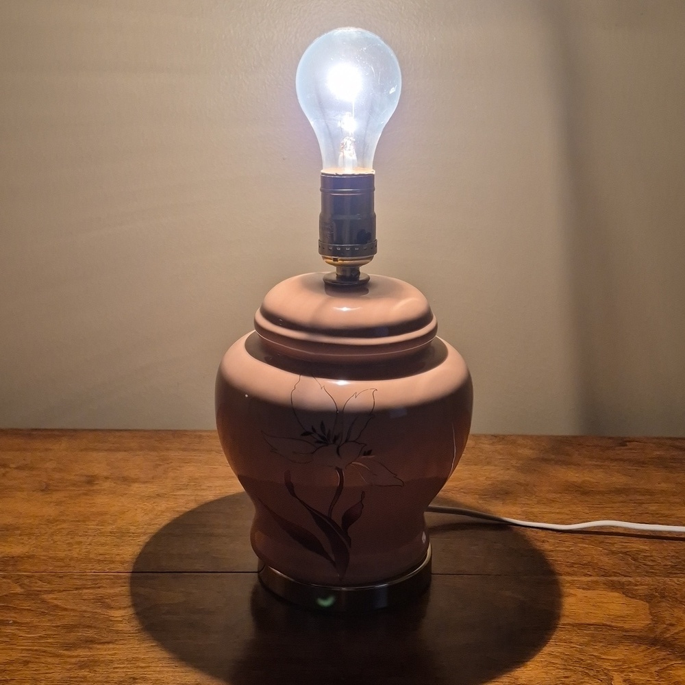 VINTAGE 80s Peach Ginger Jar Style Ceramic Table Lamp with Gold Tone Bottom Base - Picture 2 of 16